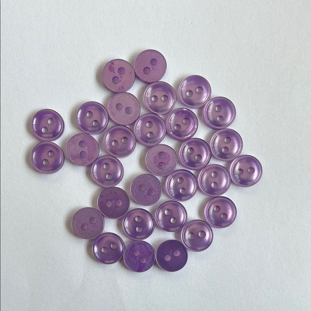 30 Vintage Purple Round Buttons - Picture 1 of 1